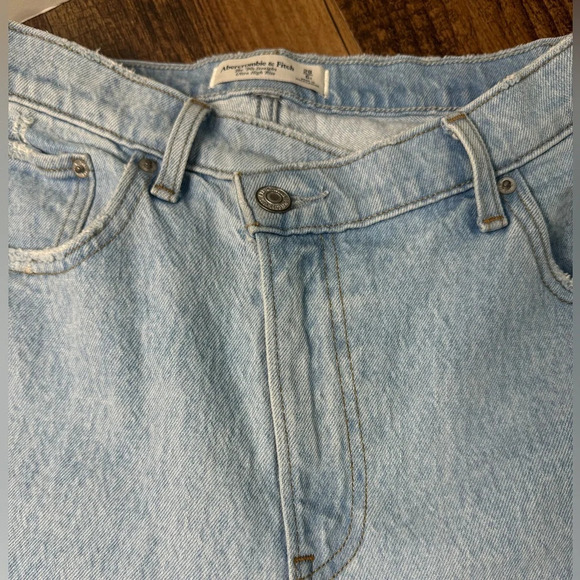 Abercrombie & Fitch The 90s Striaght Ultra High Rise w Criss Cross Waistband - Picture 4 of 4